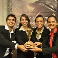 Time Enactus IFCE Maracanaú com o troféu do bicampeonato do prêmio Nufarm de Consciência e Ética no Agronegócio. (Foto: Divulgação)