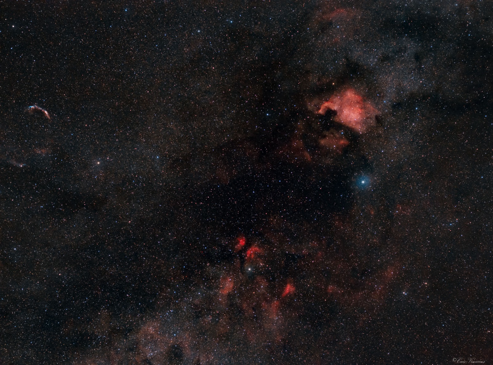 Foto Galáxias Trio de nebulosas pertencentes à constelação de Cygnus, do céu do Norte. Foto: Caio Vinicius