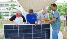 Placas do sistema sendo instaladas sob a supervisão do professor Sandro Jucá. (Foto: Guilherme Braga)