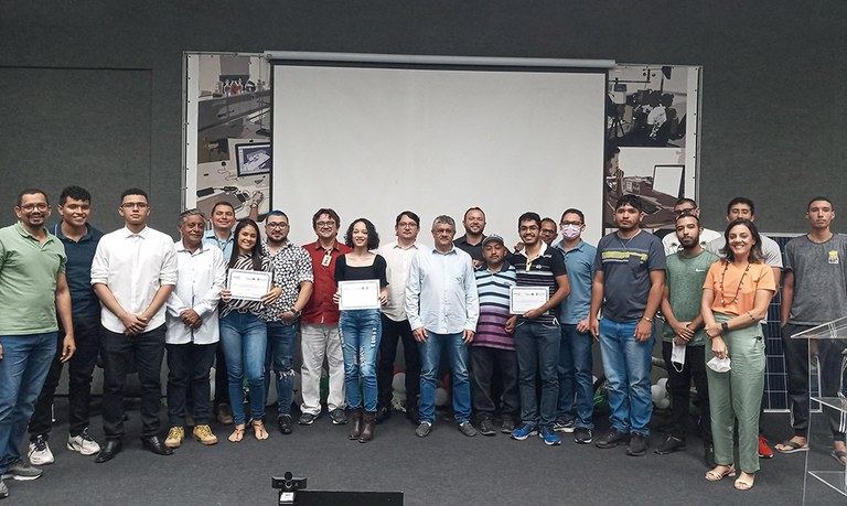 Grupo de alunos recebe certificados de conclusão do curso Grupo de alunos recebe certificados de conclusão do curso