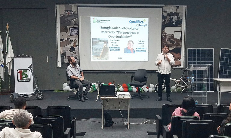 Professores ministram palestra sobre energia solar Professores ministram palestra sobre energia solar