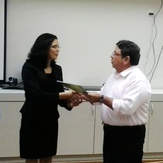 Professor Júlio César, diretor - geral do campus de Maracanaú, entrega carta de intenções para futuras parcerias. Foto: Saulo Rêgo