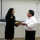 Professor Júlio César, diretor - geral do campus de Maracanaú, entrega carta de intenções para futuras parcerias. Foto: Saulo Rêgo