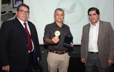 Prefeito Firmo Camurça exibe a comenda Maracanã ao lado do reitor do IFCE (à direita) e do diretor do campus de Maracanaú ( à esquerda). (Foto:  Stênio Saraiva)