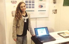 A estudante Alana Karen Damasceno durante apresentação da pesquisa em Barcelona, na “Expocerca Jove”. (Foto: divulgação)  