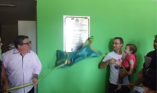 Professor Júlio César e o filho da professora Olímpia, Rafael Aguiar Cartaxo  descerram a placa do Laboratório. Foto: Elieudo Nascimento