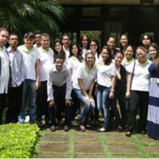 Alunos durante aula prática