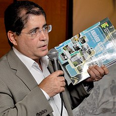  Reitor Virgílio Araripe recebe primeira edição do anuário (foto: Francileudo Ferreira)