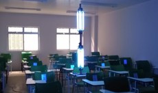 Sala de aula sendo desinfectada com luz UV