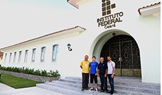 Arinter recebe o estudante Ronaldo e seu pai Ramon, ambos do Paraguai