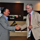 Pró-reitor de Extensão, Gutenberg Albuquerque, recebe os cumprimentos do vice reitor do Higher Education Management, Werner, ao final dos trabalhos