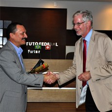 Pró-reitor de Extensão, Gutenberg Albuquerque, recebe os cumprimentos do vice reitor do Higher Education Management, Werner, ao final dos trabalhos