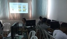 Oficina sobre Entrevista Profissional e Elaboração de Currículo, sendo ministrada pela psicóloga Cybele Nogueira, no laboratório de informática do campus Guaramiranga.