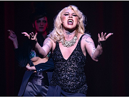 Atriz é egressa do antigo curso de Artes Cênicas, hoje licenciatura em Teatro