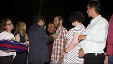 Servidor docente recebendo o Pin durante solenidade de posse das mãos do reitor Virgílio Araripe