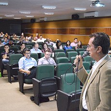 Pró-reitor Tássio Lofti compartilha informações com servidores