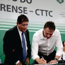 Reitor Virgílio Araripe (dir) e governador Camilo Santana (esq) assinaram termo de cessão