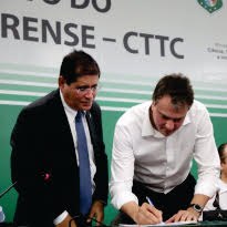 Reitor Virgílio Araripe (dir) e governador Camilo Santana (esq) assinaram termo de cessão