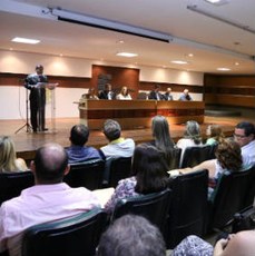 Reitor Virgílio Araripe na tribuna parabenizando os novos servidores e os familiares