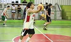 O professor Timóteo Varela é participante assíduo do basquete (Foto: Filiphe Sá)