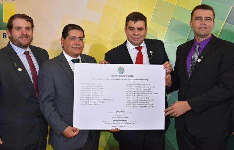 Toivi Masih (diretor-geral Paracuru), reitor Virgílio Araripe; Marcelo Bender (ex-presidente do Conif) e João Arcelino (diretor-geral Boa Viagem) durante ato de inauguração dos campi em Brasília.