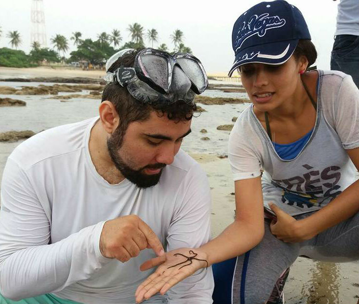 Eugênio Pacelli, professor de Biologia, durante aula prática com aluna.