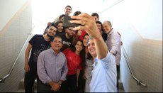 Camilo Santana, Virgílio Araripe e Inácio Arruda posam para foto com alunos