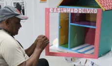 Seu Joaquim, terceirizado do campus de Maranguape, construiu a casinha (Foto: Benigna Soares)