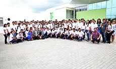 Gestores posam com alunos para registrar início das aulas