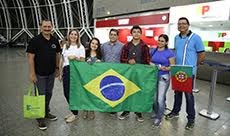 Gestores acompanham embarque de alunos para intercâmbio 