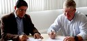 Reitor Virgílio Araripe e o diretor da empresa, Marcos Weiss, durante assinatura do convênio. 