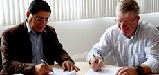 Reitor Virgílio Araripe e o diretor da empresa, Marcos Weiss, durante assinatura do convênio. 