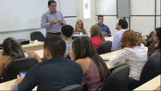 Na imagem, reitor do IFCE dialoga com servidores em sala no campus de Itapipoca