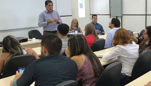 Virgílio Araripe conversa com servidores em Itapipoca