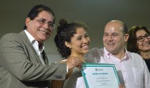 Aluna Luisa Silva recebendo homenagem por sua aprovação para o curso técnico em Edificações, no Paço Municipal nesta terça (14) (Foto: Dowglas Lima)