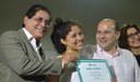Aluna Luisa Silva recebendo homenagem por sua aprovação para o curso técnico em Edificações, no Paço Municipal nesta terça (14) (Foto: Dowglas Lima)