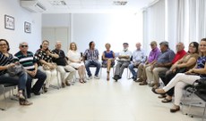 Aposentados reúnem-se todo mês para compartilhar suas experiências de vida (Foto: Bruno Leonardo)