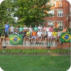  Aluna Luana Freitas (com colegas brasileiros) ganhou chance de estudar na Marshall University (foto: divulgação)
