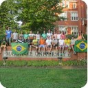  Aluna Luana Freitas (com colegas brasileiros) ganhou chance de estudar na Marshall University (foto: divulgação)