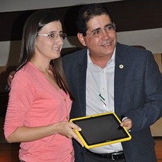 Professor Virgílio ao entregar tablets aos servidores docentes (foto: Bruno Leonardo)