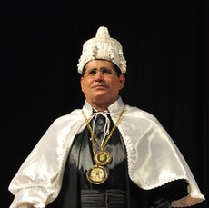  Durante a solenidade, Virgílio Araripe recebeu as vestes talares reitorais (foto: Bruno Leonardo)