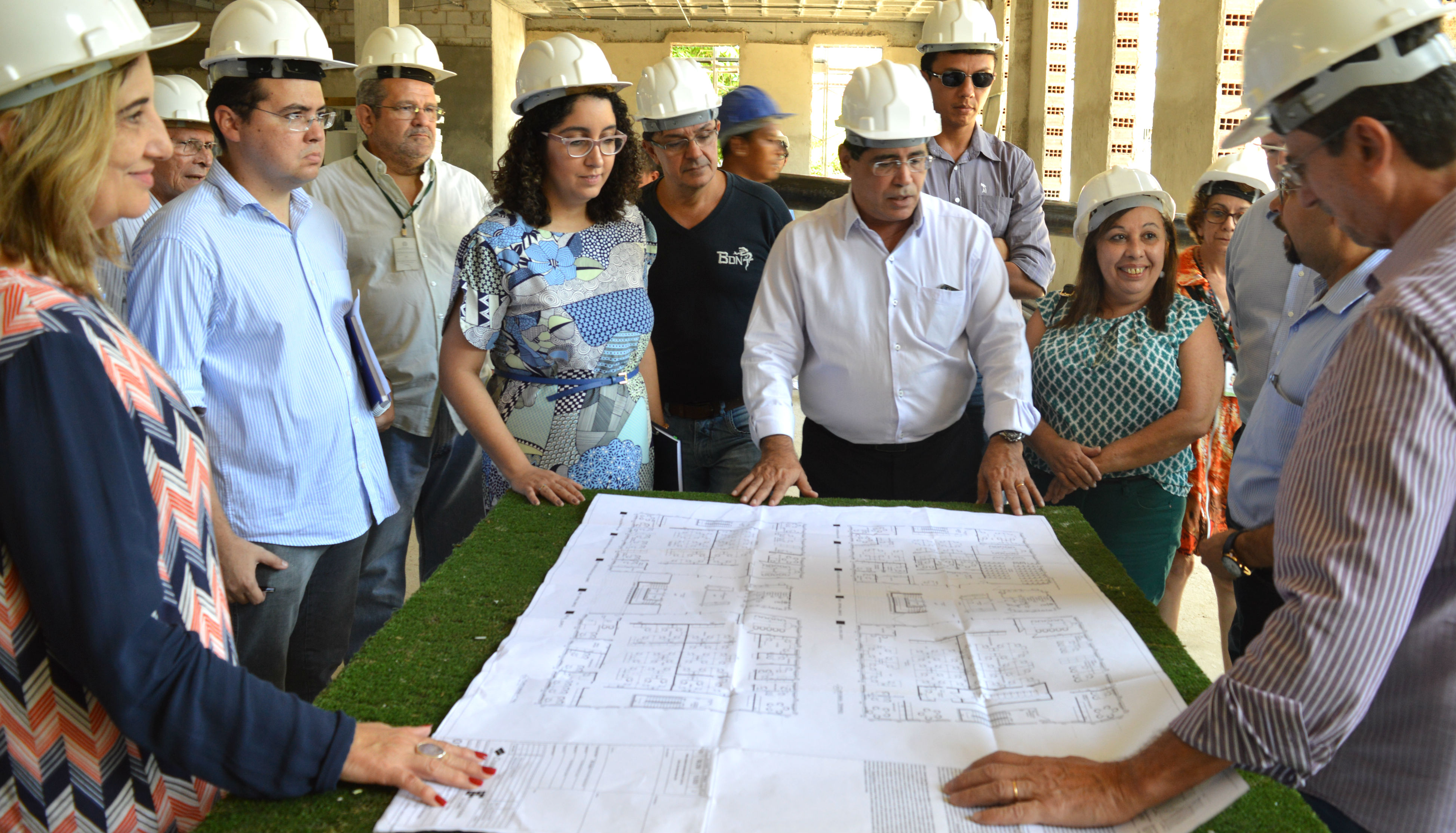 Vista de gestores ao canteiro de obras