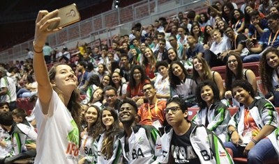 Arquibancadas ficaram repletas de estudantes. (Foto: Lidia Farias)