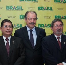 Virgílio Araripe, Aloízio Mercadante e  Cláudio Ricardo na solenidade de posse (foto: João Neto)