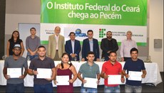 Alunos recebem certificação de conclusão de curso
