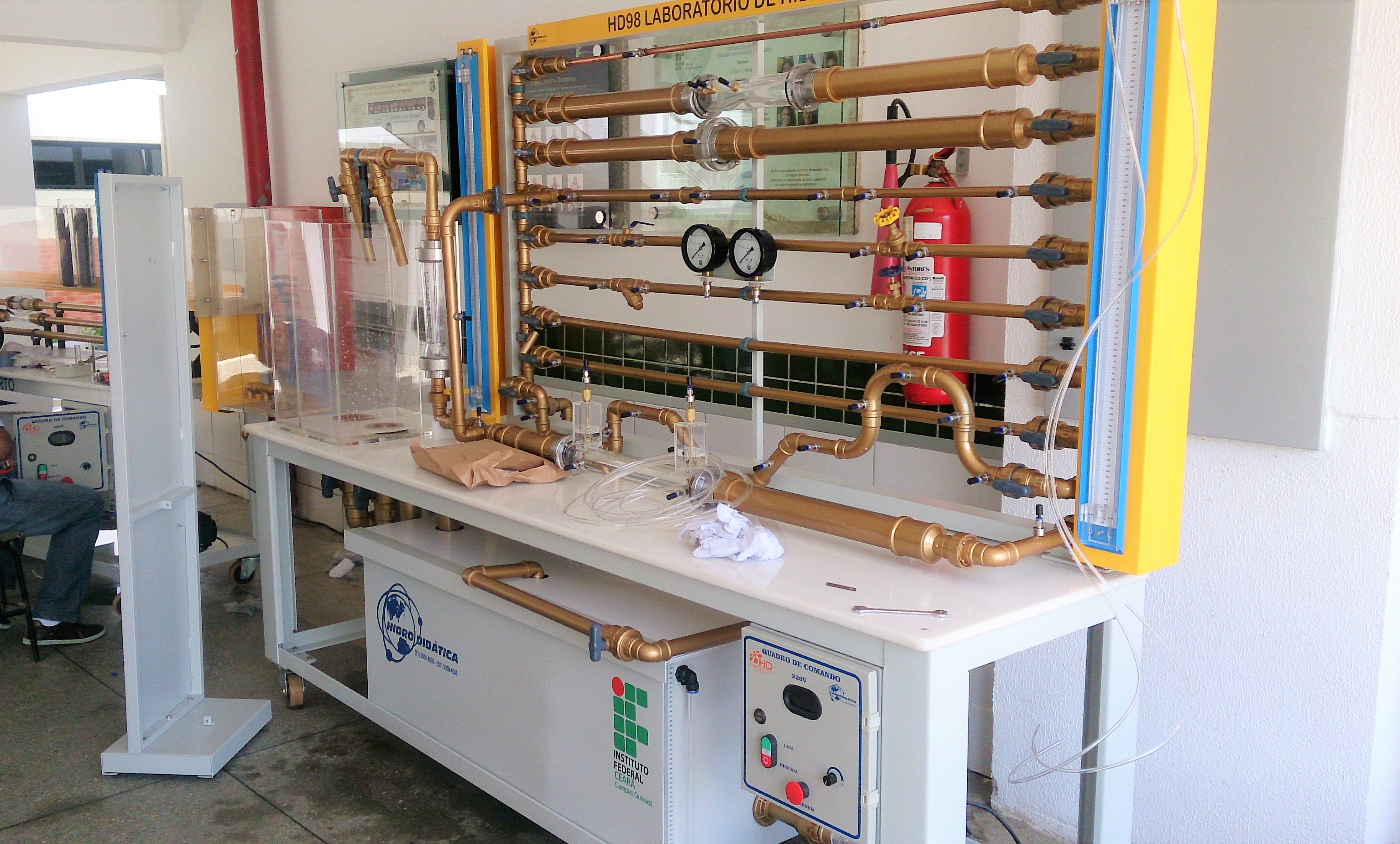 Laboratório de Mecânica dos Fluidos Laboratório de Mecânica dos Fluidos