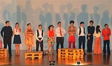 Elenco da peça agradece ao público