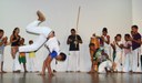 Dois atletas jogam capoeira