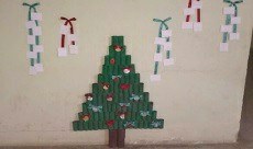 Foi feita decoração natalina com materiais recicláveis