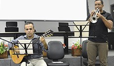 Professores Jacó Freire (violão) e Paulo Batista (trompete) serão responsáveis pelo curso.